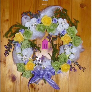 Věneček žluté,zelené,bílé a fialkové růže,v. 21 cm   BD 17
